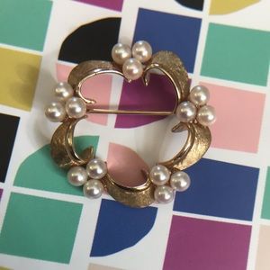 Solid 14K Yellow Gold Lustrous Cultured Pearls Wreath Brooch Pin. Marked: 14K.